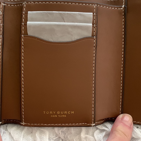 Brand new Tory Burch Felix Medium Wallet Brie - Picture 7 of 11
